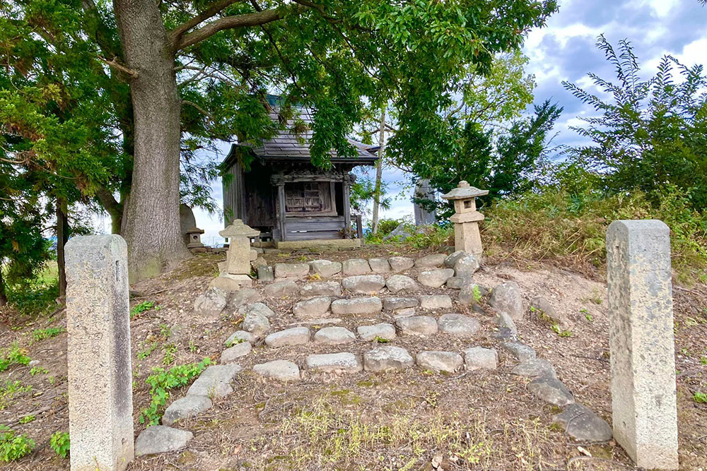 飯豊町黒沢の熊野神社奥の院・大日堂
