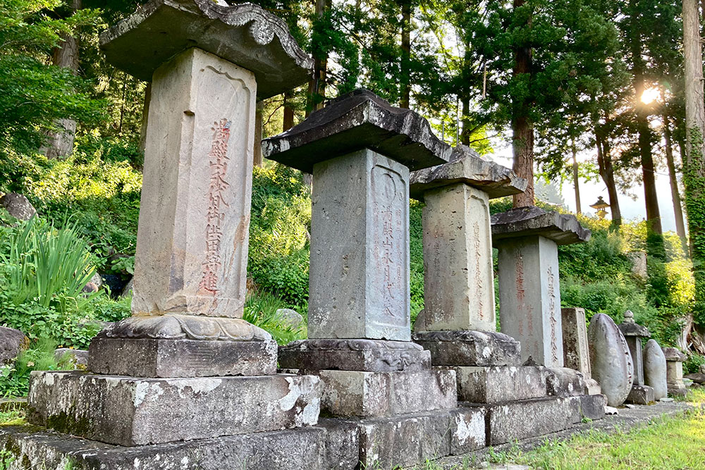 本道寺口ノ宮湯殿山神社の国道沿いの石塔