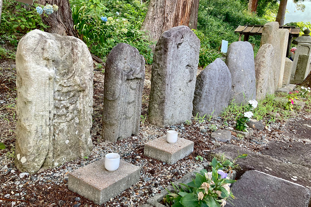 本道寺口ノ宮湯殿山神社の石仏に添えられたお水