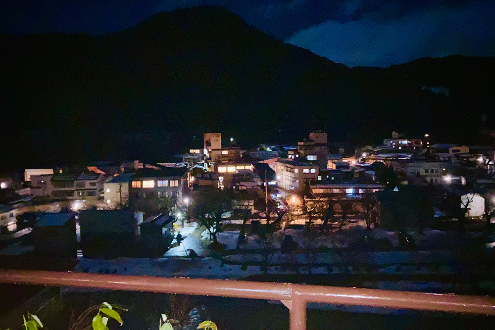 元日夜の小野川温泉街の景色