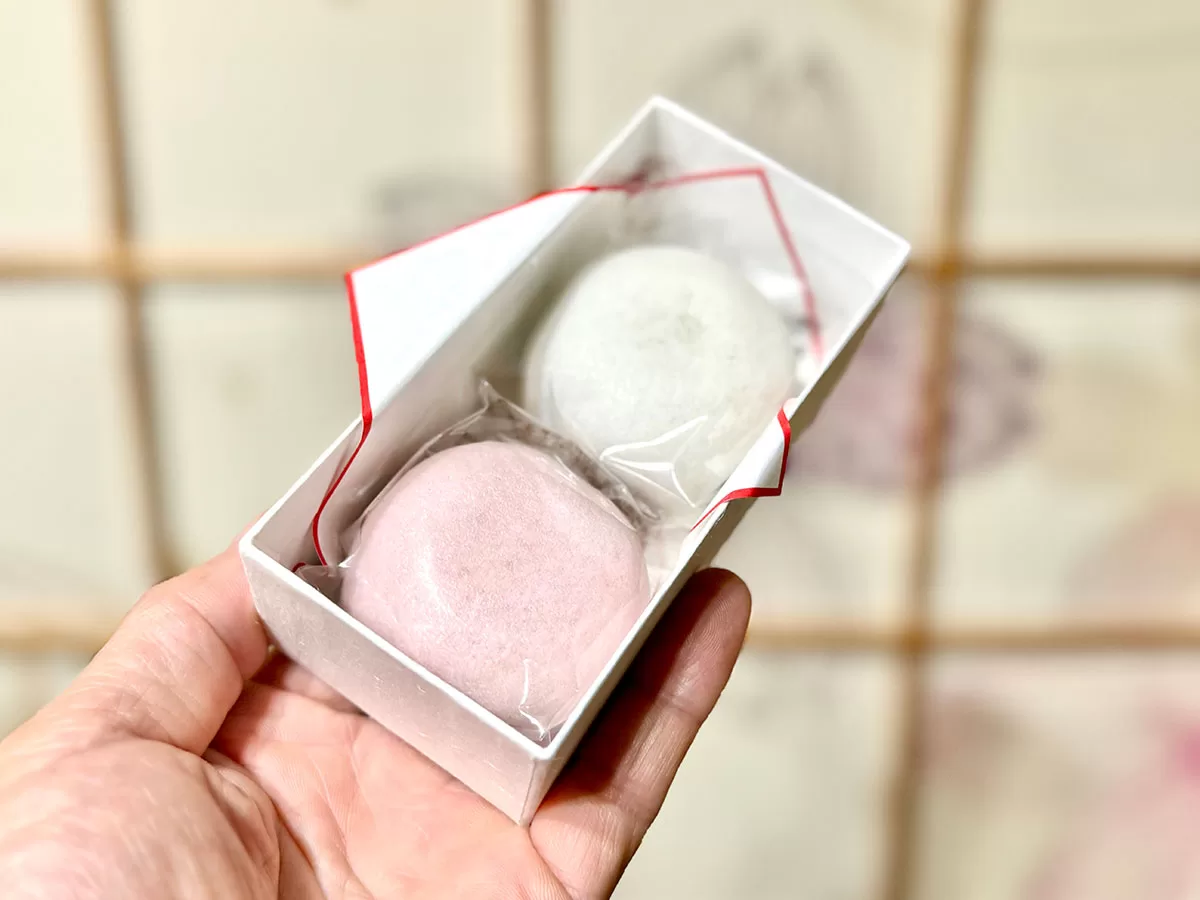 生徒に配られた紅白饅頭